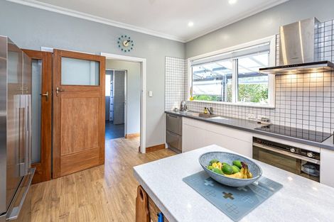 Photo of property in 2 Tarata Street, Saint Johns Hill, Whanganui, 4501