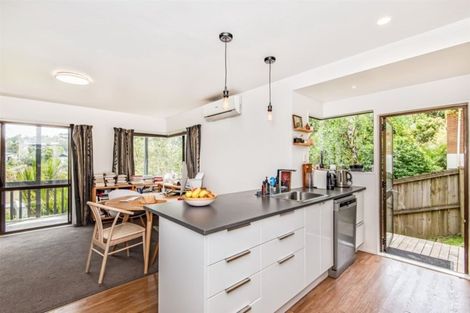 Photo of property in 2/16 Mistletoe Place, Browns Bay, Auckland, 0630