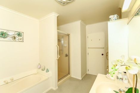 Photo of property in 12 Kawaroa Close, New Plymouth, 4310