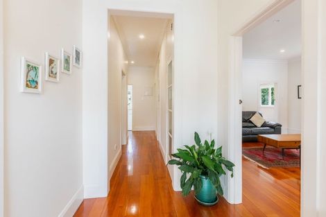 Photo of property in 35 Milton Road, Bluff Hill, Napier, 4110