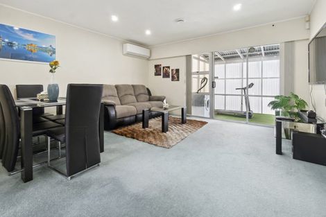Photo of property in 2/4 Slim Place, Clendon Park, Auckland, 2103