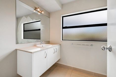 Photo of property in 13 Bronzewing Terrace, Unsworth Heights, Auckland, 0632