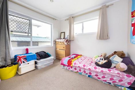 Photo of property in 2 Chelsea View Drive, Chatswood, Auckland, 0626