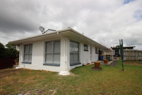 Photo of property in 2/587 Glenfield Road, Totara Vale, Auckland, 0629