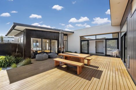 Photo of property in 17 Promontory Crescent, Newlands, Wellington, 6037