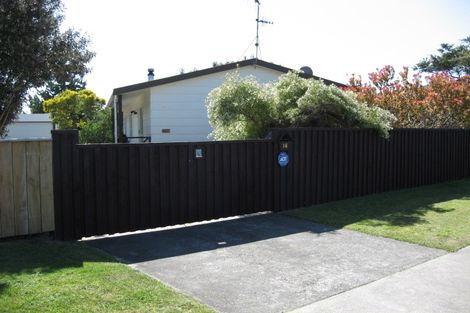 Photo of property in 16 Rosewood Place, Paraparaumu, 5032