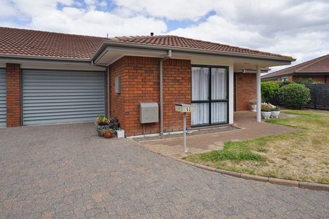 Photo of property in 52 Grosvenor Gardens, Flagstaff, Hamilton, 3210