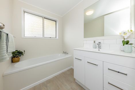 Photo of property in 14 Chantal Place, Red Hill, Papakura, 2110