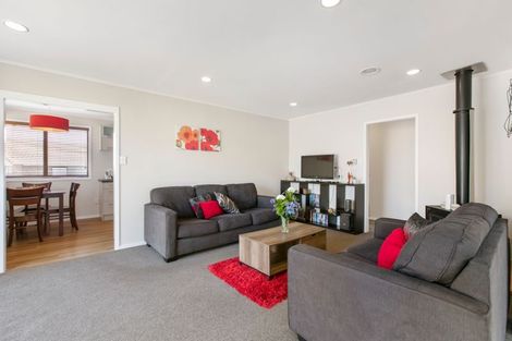 Photo of property in 137 Bradbury Road, Botany Downs, Auckland, 2010