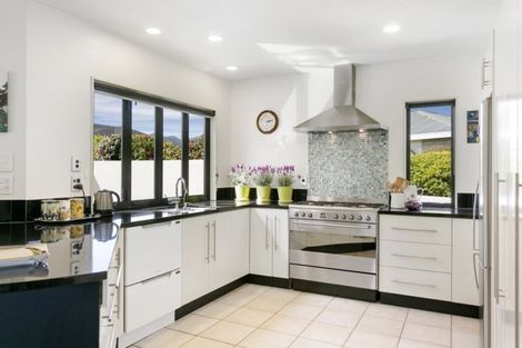 Photo of property in 28 Fairview Terrace, Waipahihi, Taupo, 3330