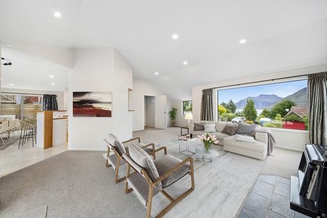 Photo of property in 83 Cedar Drive, Kelvin Heights, Queenstown, 9300