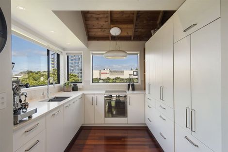 Photo of property in 17b Rangitoto Terrace, Milford, Auckland, 0620