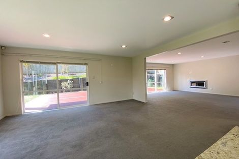 Photo of property in 11 Lakeridge Close, Northcross, Auckland, 0632