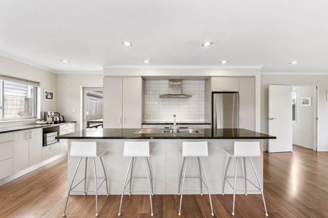 Photo of property in 135 Vipond Road, Stanmore Bay, Whangaparaoa, 0932