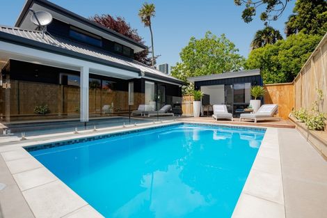 Photo of property in 253 Devonport Road, Tauranga, 3110