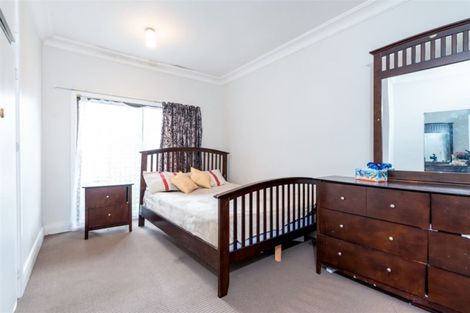 Photo of property in 15 Cleve Road, Green Bay, Auckland, 0604