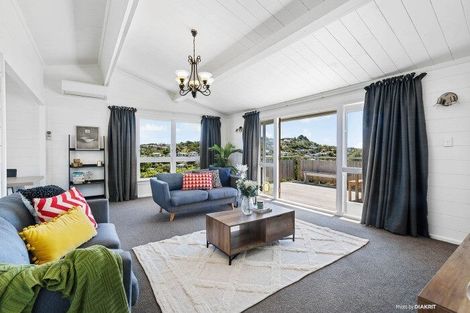 Photo of property in 15 Dunmail Way, Newlands, Wellington, 6037