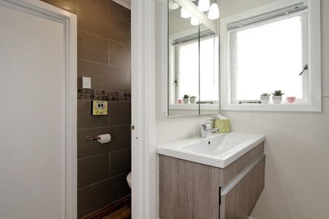 Photo of property in 7 Rixon Place, Te Atatu Peninsula, Auckland, 0610