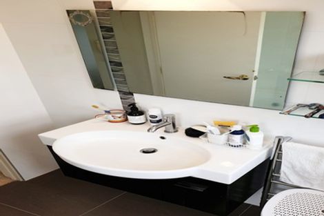 Photo of property in 15 Cayman Place, Unsworth Heights, Auckland, 0632