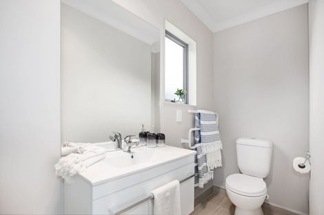 Photo of property in 2 Brindle Way, Newlands, Wellington, 6037