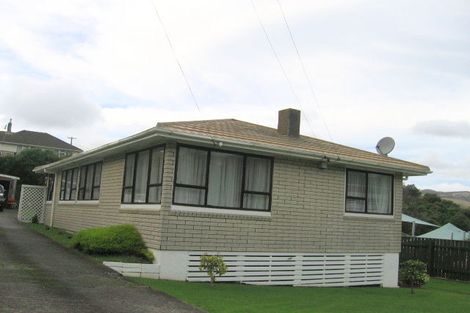 Photo of property in 32 Victory Crescent, Tawa, Wellington, 5028