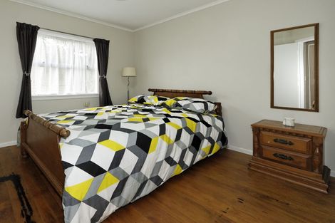 Photo of property in 17 Golf Road, New Lynn, Auckland, 0600
