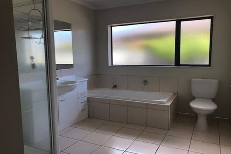 Photo of property in 2 Brosna Place, East Tamaki, Auckland, 2016