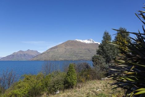 Photo of property in 72 Cedar Drive, Kelvin Heights, Queenstown, 9300