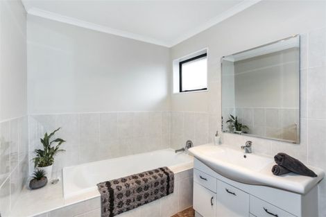 Photo of property in 11 Ina Ville Drive, Pukekohe, 2120