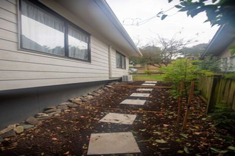 Photo of property in 2/21 Tahu Crescent, Sunnynook, Auckland, 0620