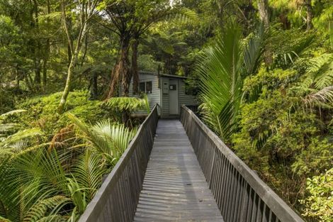 Photo of property in 16 Napuka Road, Henderson Valley, Auckland, 0612