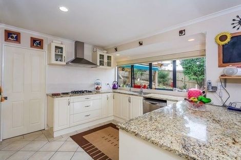 Photo of property in 10 Fulmar Way, Unsworth Heights, Auckland, 0632