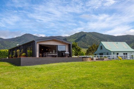 Photo of property in 52 Cross Creek Road, Western Lake, Featherston, 5773