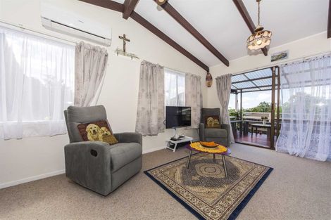 Photo of property in 2/5 Akehurst Avenue, New Lynn, Auckland, 0600