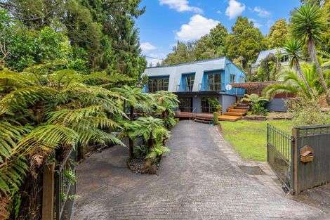 Photo of property in 33 Quinns Road, Waiatarua, Auckland, 0612