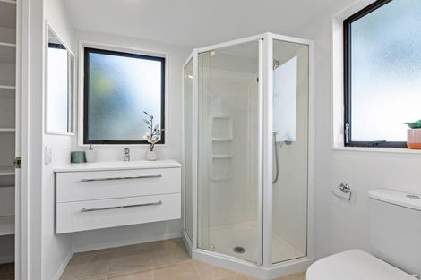 Photo of property in 2/9 Stoneleigh Court, Sunnynook, Auckland, 0632