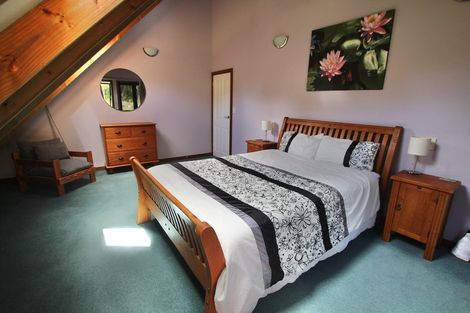 Photo of property in 2 Cascade Avenue, Waiatarua, Auckland, 0604