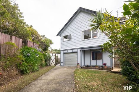 Photo of property in 52 Colchester Crescent, Newlands, Wellington, 6037
