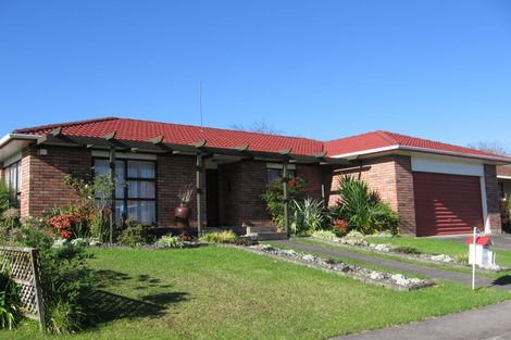 Photo of property in 12 Bosnyak Drive, Te Atatu South, Auckland, 0610