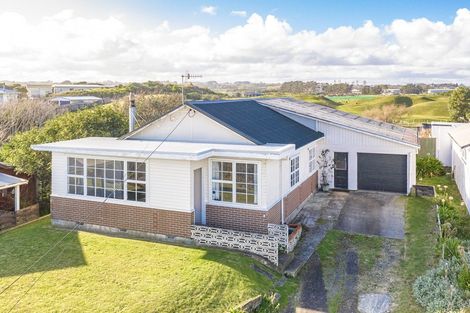 Photo of property in 98 Cornfoot Street, Castlecliff, Whanganui, 4501