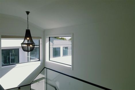 Photo of property in 8 Newport Place, Forrest Hill, Auckland, 0620