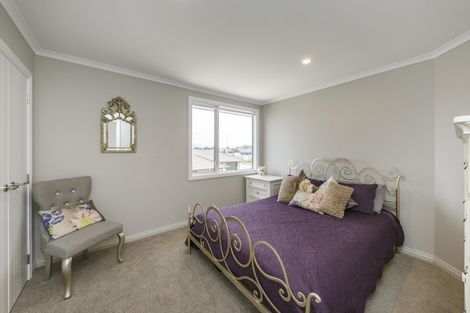Photo of property in 124 Johnstone Drive, Fitzherbert, Palmerston North, 4410