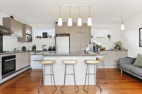 Photo of property in 21 Lyons Avenue, Murrays Bay, Auckland, 0630