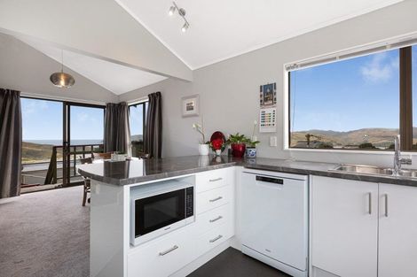 Photo of property in 4 Karoro Place, Paremata, Porirua, 5024