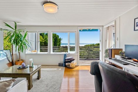 Photo of property in 72 Garden Road, Piha, New Lynn, 0772