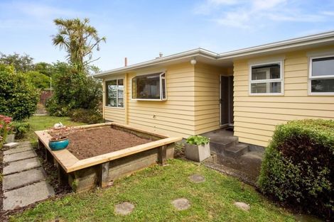 Photo of property in 42 Turville Crescent, Newlands, Wellington, 6037