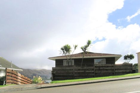 Photo of property in 86 Stewart Drive, Newlands, Wellington, 6037