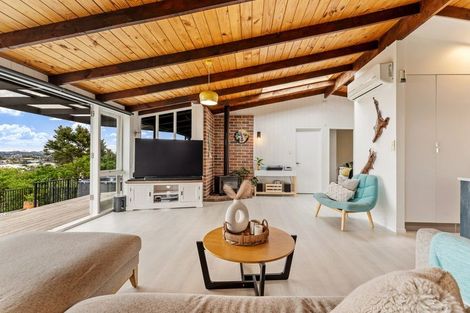 Photo of property in 73 Roberts Road, Matakatia, Whangaparaoa, 0930
