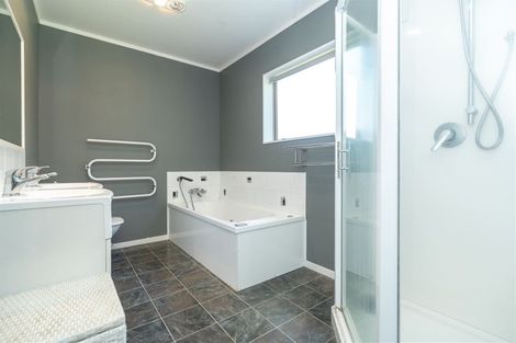 Photo of property in 14 Essendon Court, Glenview, Hamilton, 3206