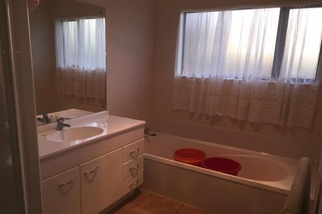 Photo of property in 20a Highfields Terrace, Henderson, Auckland, 0612